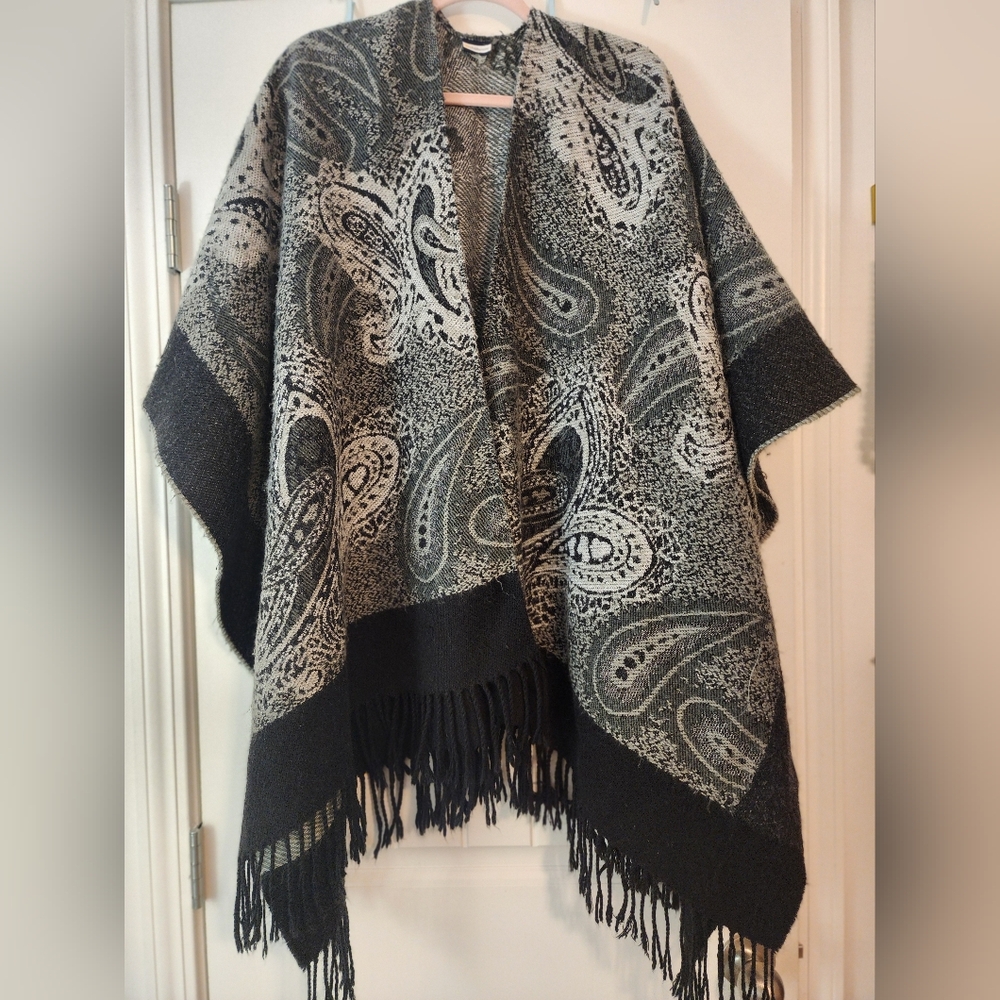 Croft & Barrow Soft Black & Gray Paisley Fringe Poncho One Size Fun To Style